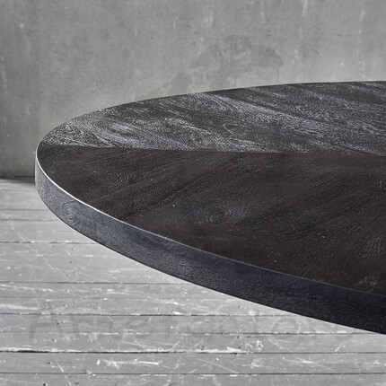 Большой деревянный овальный стол черного цвета
