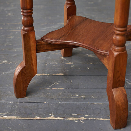 Деревянный кофейный столик, инкрустированный плиткой