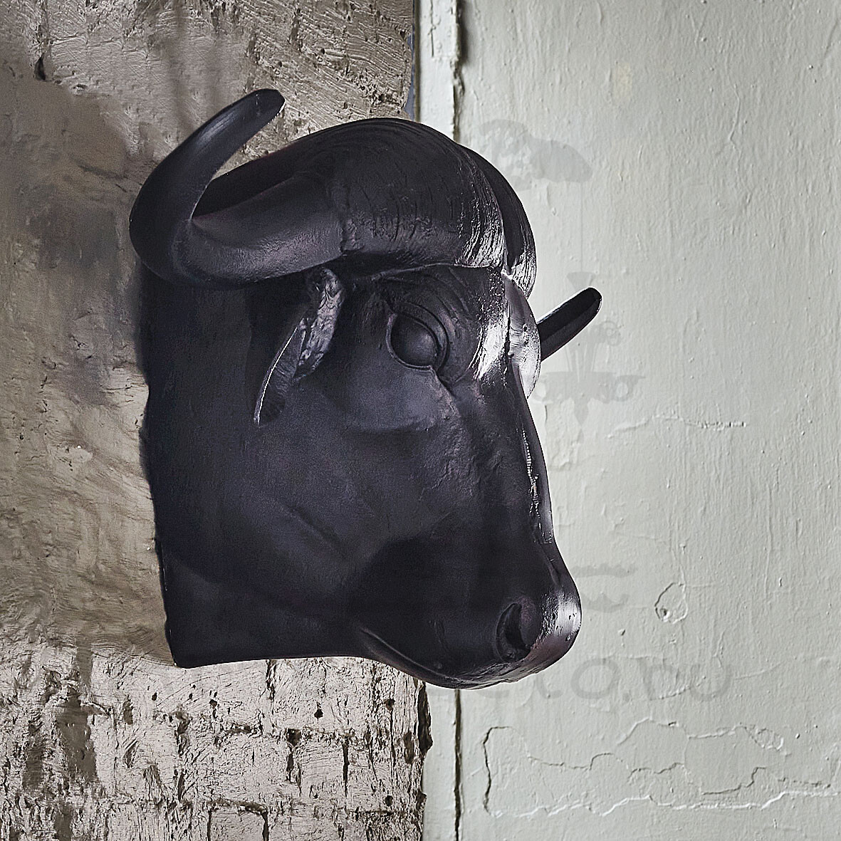 Настенный декор черная голова быка