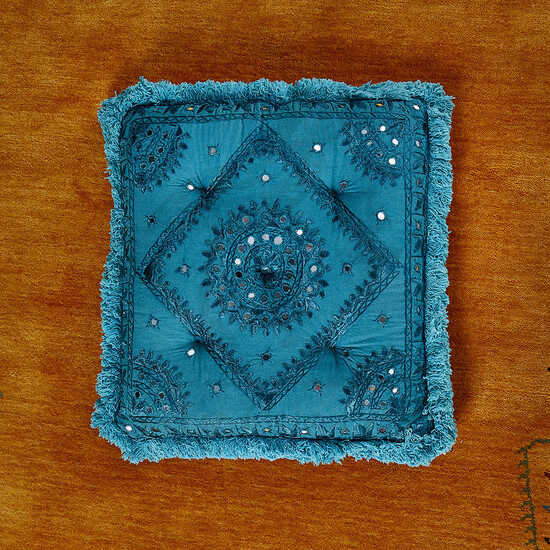 Яркая голубая подушка ручной работы с вышивкой