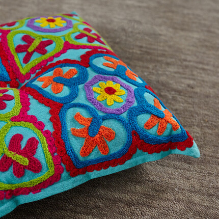 Маленькая декоративная подушка с вышивкой ручной работы
