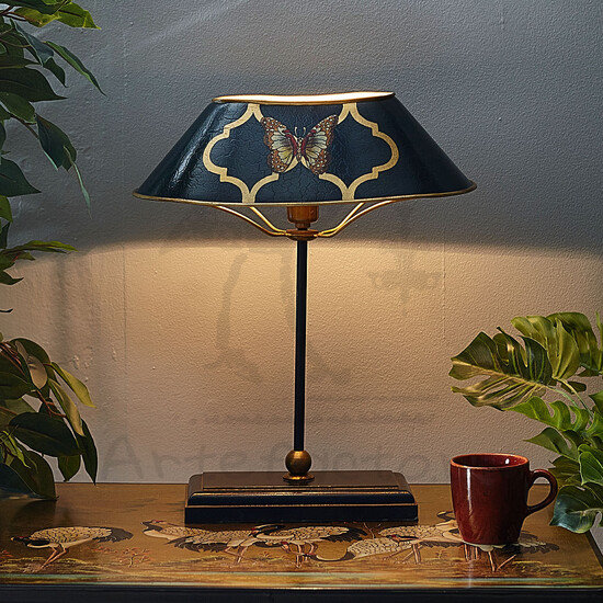Настольная лампа с темным абажуром и росписью