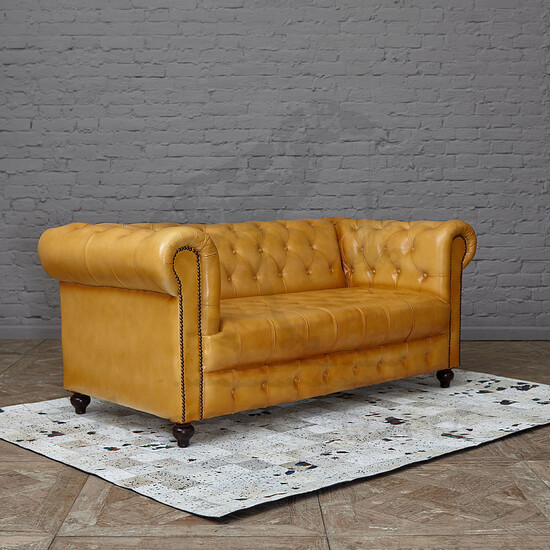 Оранжевый кожаный диван с каретной стяжкой