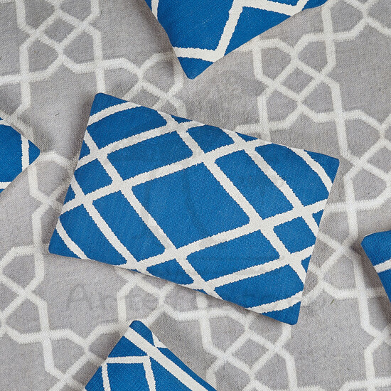Синяя декоративная подушка из натурального хлопка