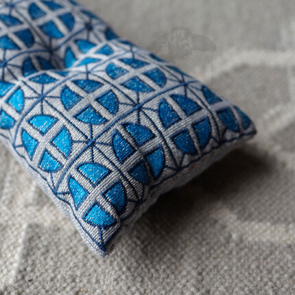 Синяя длинная декоративная подушка с вышивкой