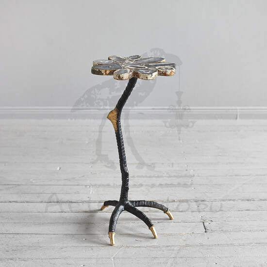Кофейный столик с каменной столешницей на птичьей лапке